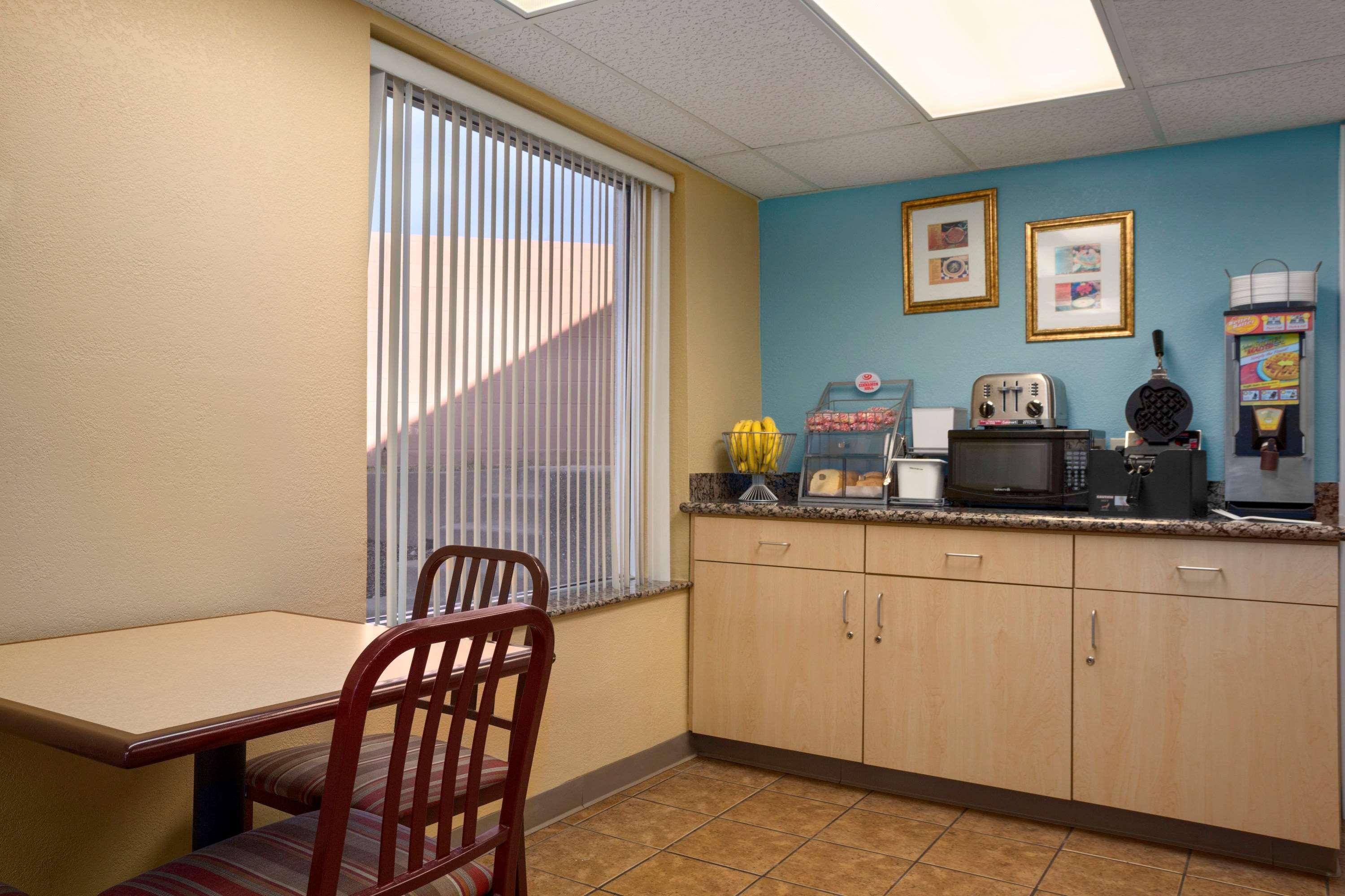 Super 8 By Wyndham Austin Downtown/Capitol Area Motel Exterior photo