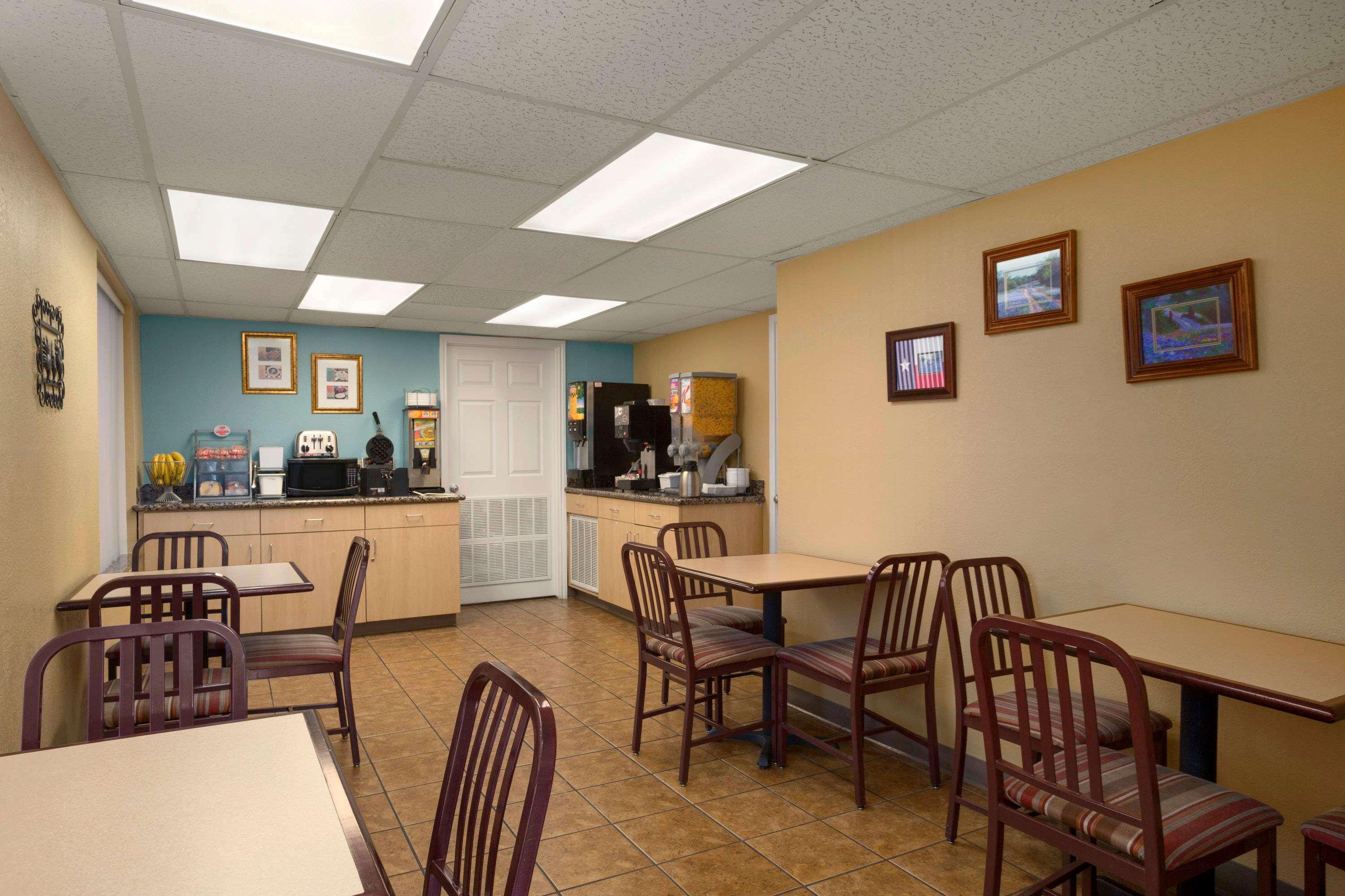 Super 8 By Wyndham Austin Downtown/Capitol Area Motel Exterior photo