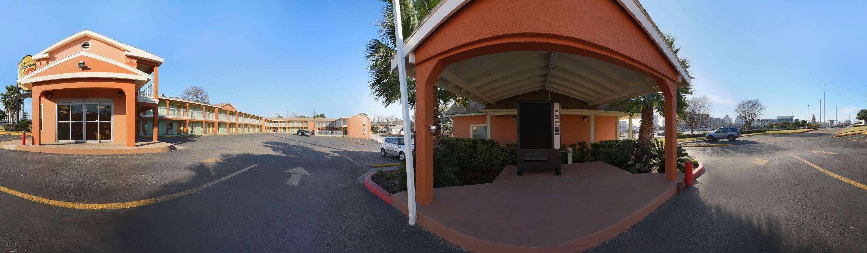 Super 8 By Wyndham Austin Downtown/Capitol Area Motel Exterior photo
