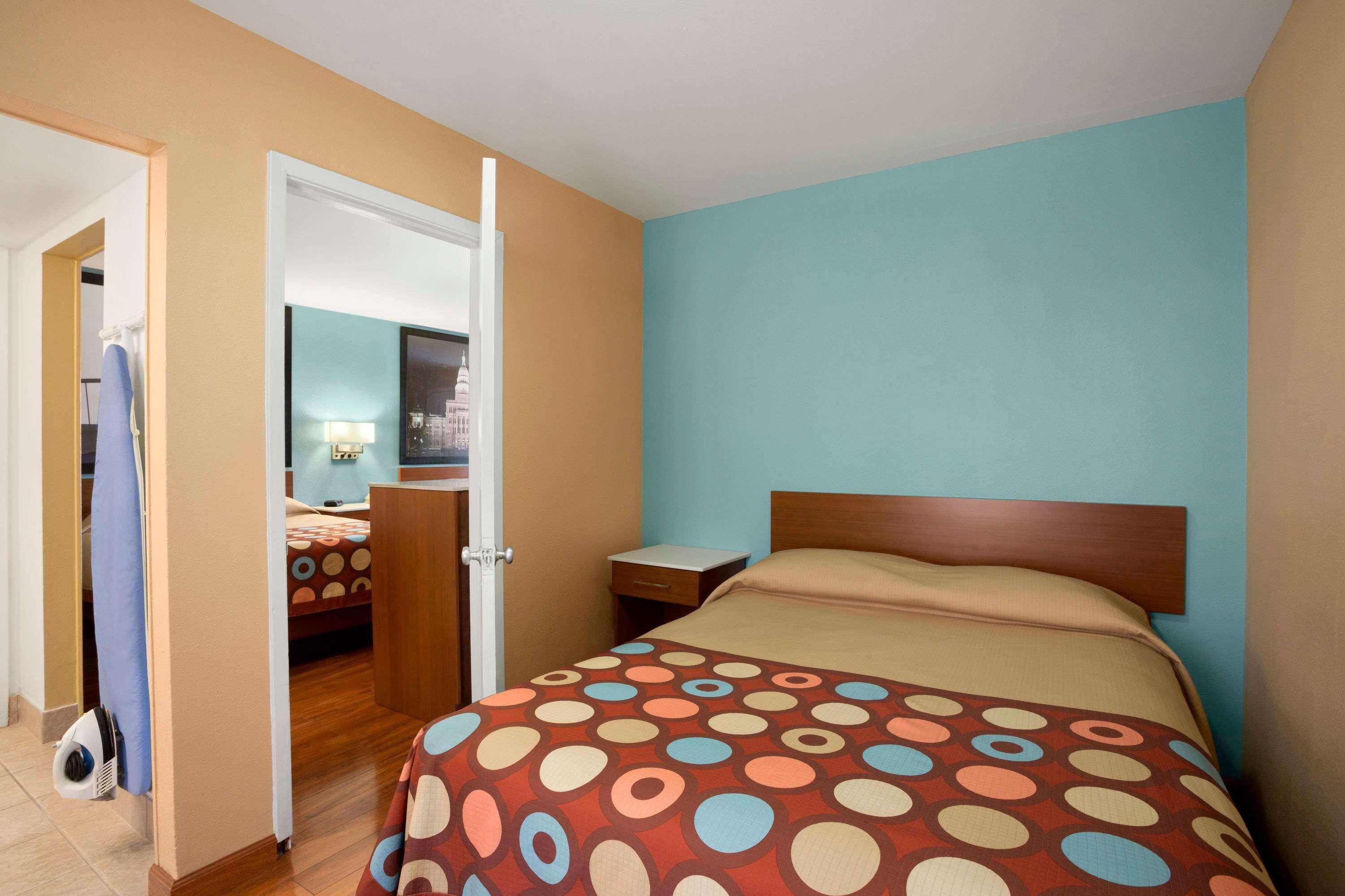 Super 8 By Wyndham Austin Downtown/Capitol Area Motel Exterior photo